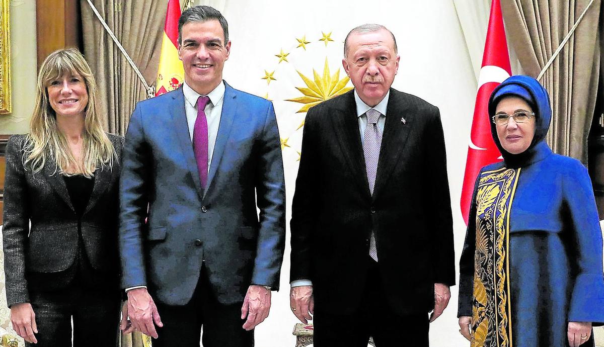 Pedro Sánchez junto al presidente de Turquía, Recep Tayyip Erdogan, y las esposas de ambos, ayer en La Moncloa.