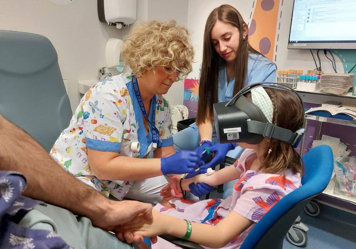 Una de las niñas a las que han extraído sangre esta mañana en Cruces con las gafas de realidad virtual