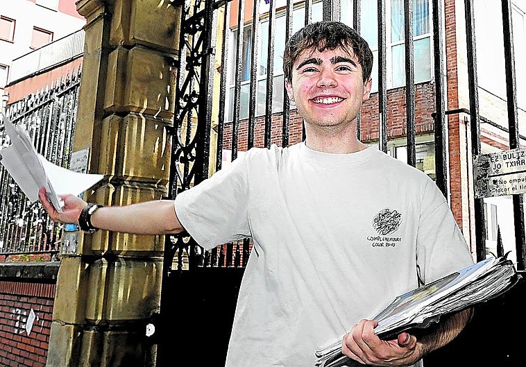 Feliz. Además de estudiar, toca el violín, ejerce de 'profesor' particular y entrena a un equipo de baloncesto.