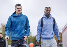 Oihan Sancet y Nico Williams, a su llegada la concentración de la selección española el pasado noviembre.