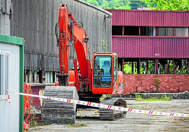 Una excavadora trabaja desde el pasado jueves en la zona.