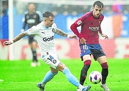 Aleix García, del Girona, y el navarro Aimar Oroz pugan por un balón en un encuentro de esta temporada.