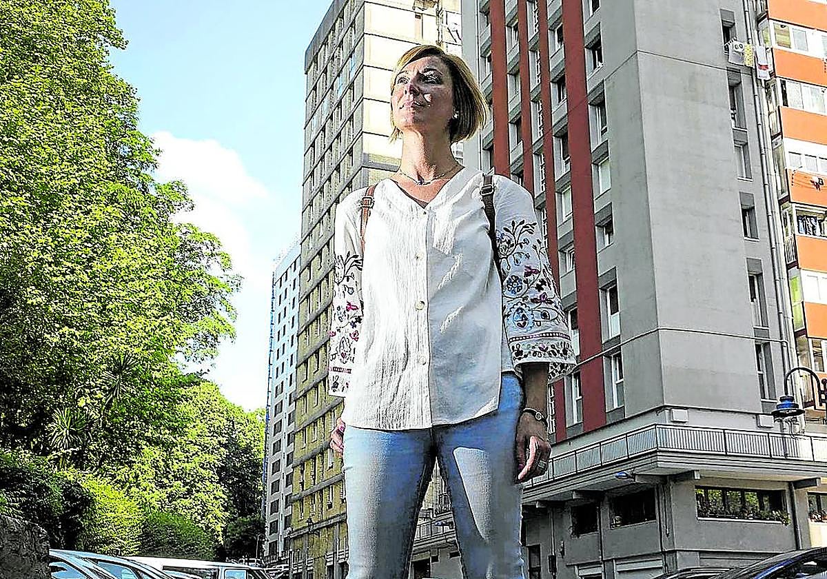 Naiara Zamarreño, hace un año, en el lugar del atentado en el barrio de Capuchinos, en Rentería.