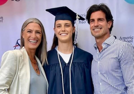 Laura Sánchez y Aitor Ocio en la graduación de su hija Naia.