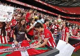 Eunate Arraiza y Yulema Torres firman aurógrafos.