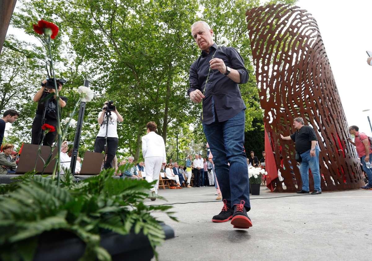 El lehendakari ha participado en el acto celebrado frente a la escultura 'Aterpe 1936-La Huella'.