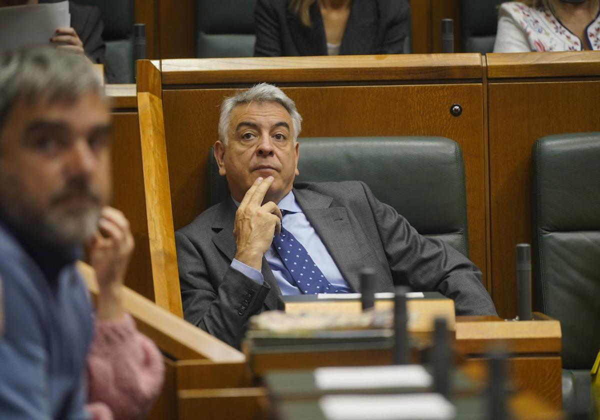 El presidente del PP vasco, Javier de Andrés, en su escaño del Parlamento.