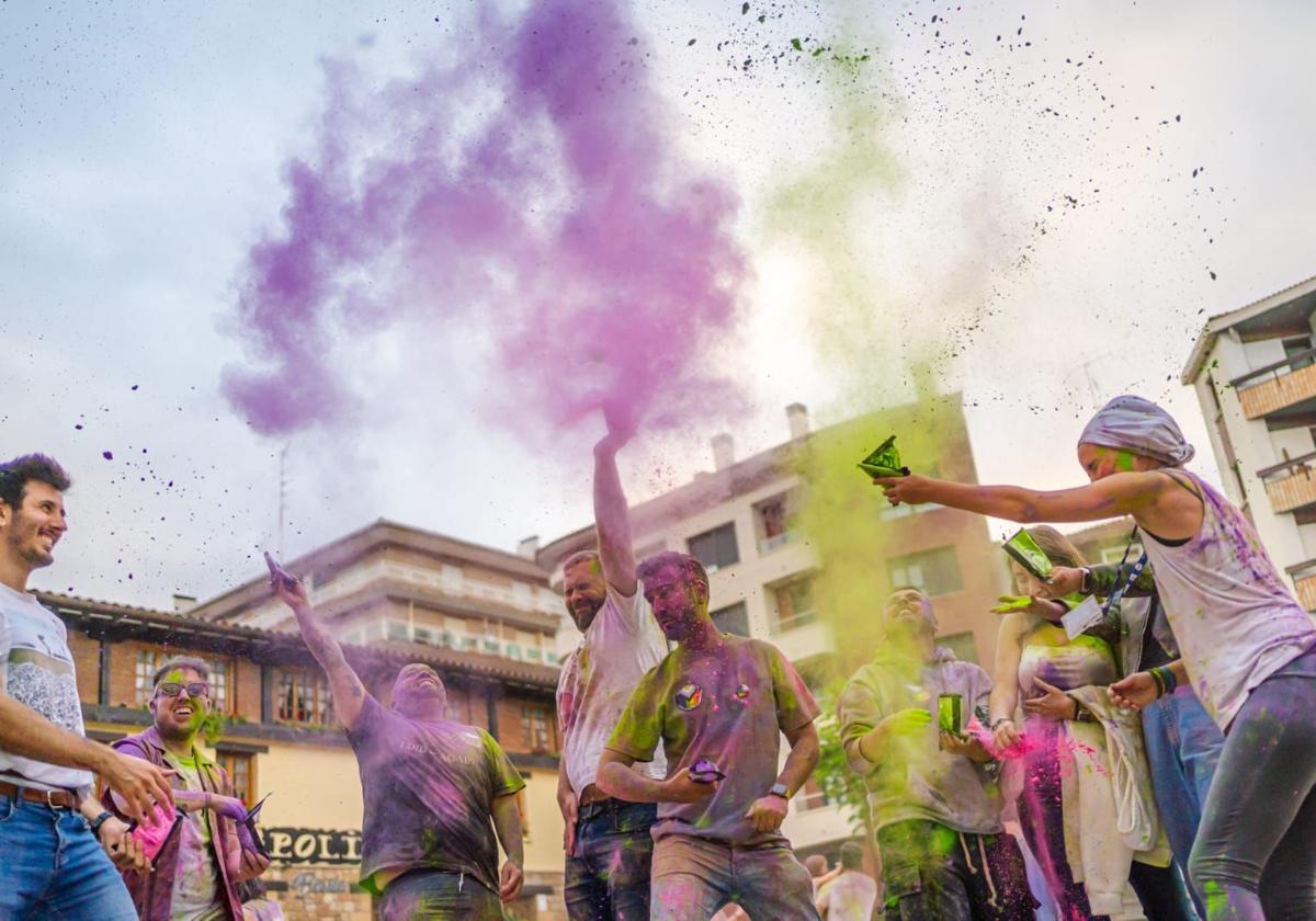 Imagen de una edición anterior de la fiesta 'holi' organizada en la Semana del Orgullo de Arrigorriaga.