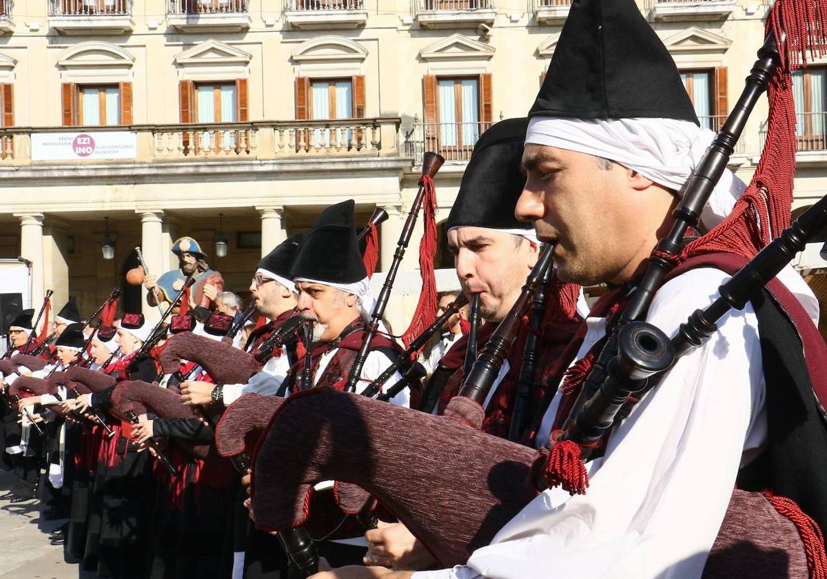 Un grupo de gaiteros gallegos, durante una actuación en Vitoria.