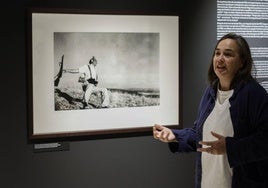 La presidenta de Magnum Photos, Cristina de Middel, junto a la mítica foto ´Muerte de un miliciano´ de Robert Capa.