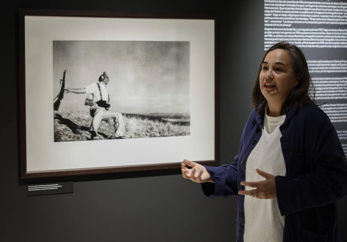 La presidenta de Magnum Photos, Cristina de Middel, junto a la mítica foto ´Muerte de un miliciano´ de Robert Capa.