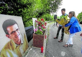 Paqui Hernández participa en un homenaje tributado a Eduardo Puelles en el aparcamiento de Arrigorriaga en el que fue asesinado.