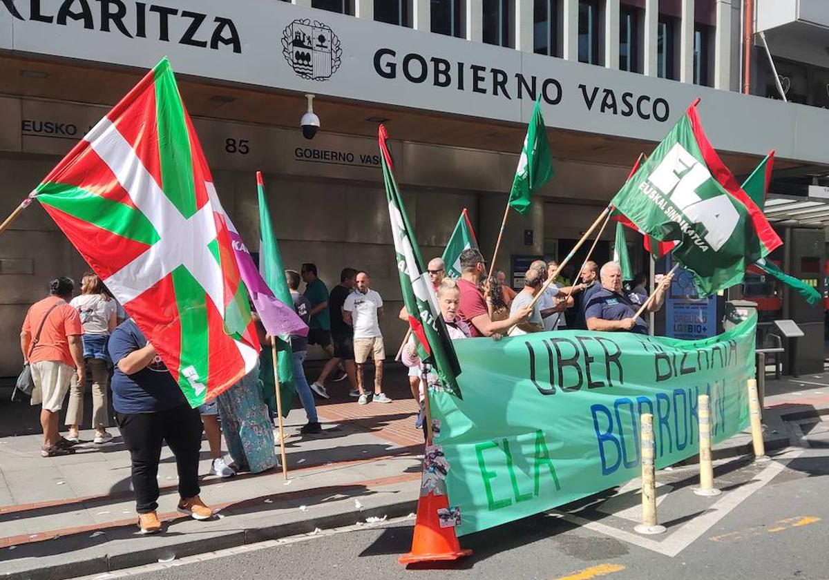 Trabajadores de Uber se concentran frente a la sede del Gobierno vasco en Bilbao.