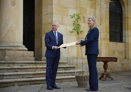 Urkullu recibe un retoño del Árbol de Gernika de manos de la presidenta de las Juntas de Bizkaia, Ana Otadui.