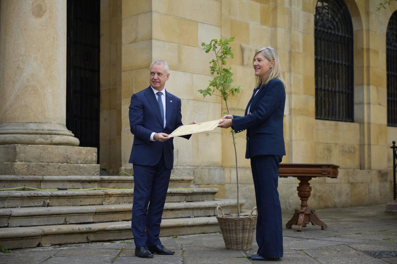 Urkullu recibe un retoño del Árbol de Gernika de manos de la presidenta de las Juntas de Bizkaia, Ana Otadui.