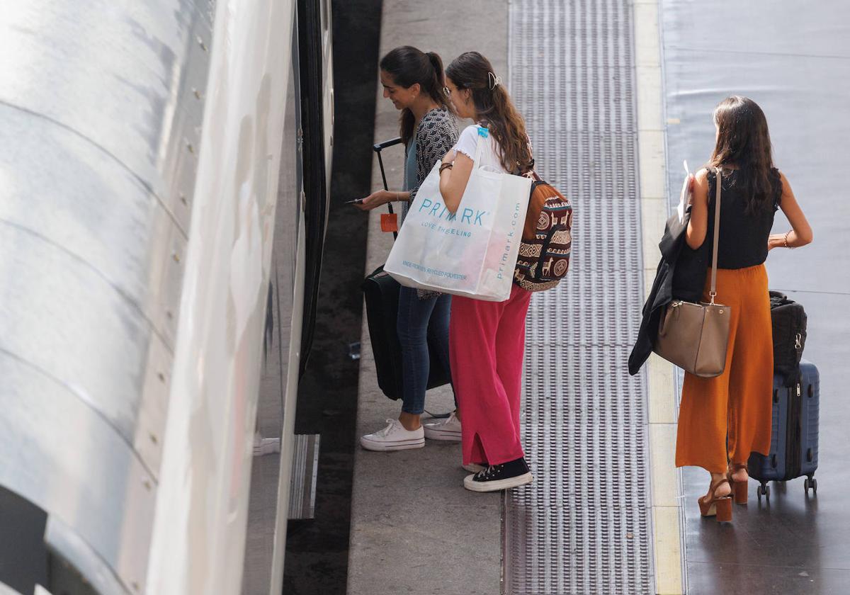 Descuentos en viajes de hasta el 90% para jóvenes en verano: guía para sacar los billetes de tren, autobús o Interrail