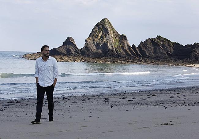 Kirmen Uribe, en la playa de Saturraran.