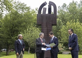El presidente del BBVA, Carlos Torres Vila (2d), el director del Museo de Bellas Artes de Bilbao, Miguel Zugaza (d), el responsable del Museo Chillida Leku, Luis Chillida (i), y el alcalde de Bilbao, Juan Mari Aburto (2i), en la presentación del acuerdo.