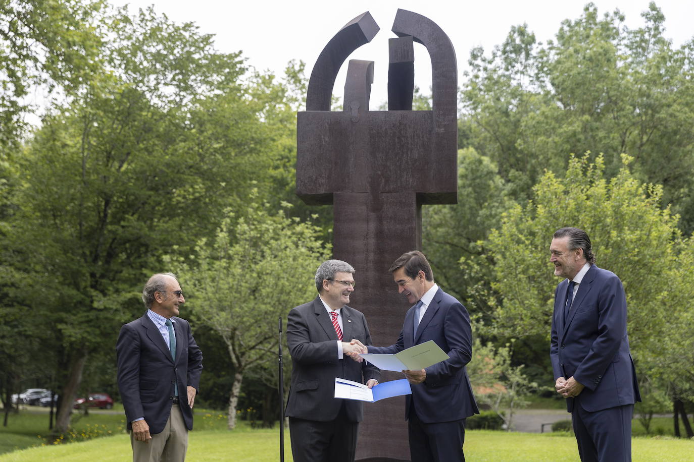 El presidente del BBVA, Carlos Torres Vila (2d), el director del Museo de Bellas Artes de Bilbao, Miguel Zugaza (d), el responsable del Museo Chillida Leku, Luis Chillida (i), y el alcalde de Bilbao, Juan Mari Aburto (2i), en la presentación del acuerdo.