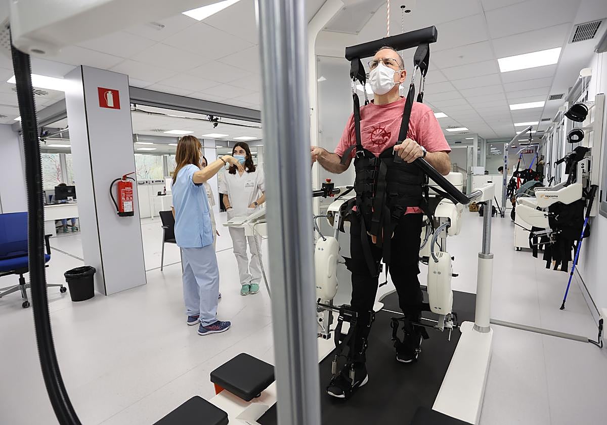Un paciente prueba el róbot que le ayudará a volver a andar.