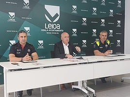 El comisario de la Ertzaintza de Erandio, Aitor Arraiz, el alcalde de Leioa, Iban Rodríguez y el Jefe de la Policía Local de Leioa, Josu Uribe.