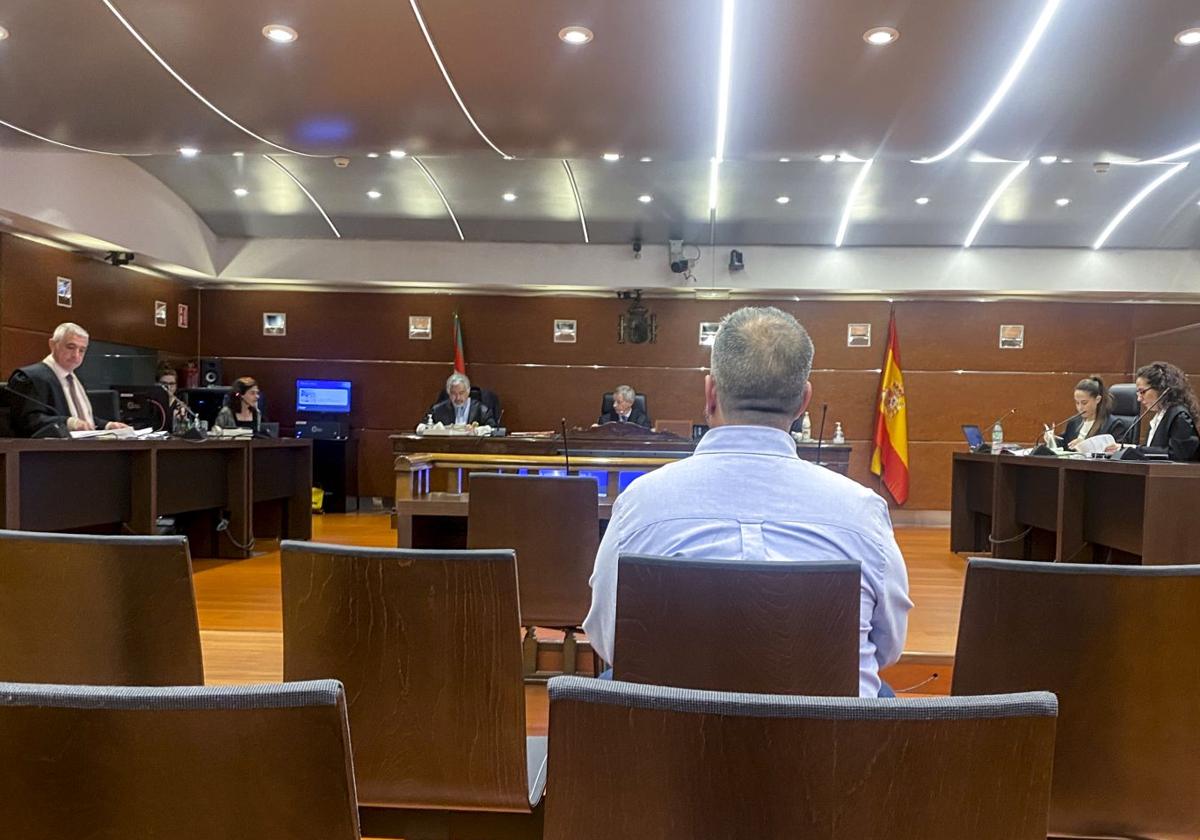 El acusado, ayer lunes en la Audiencia Provincial de Álava.