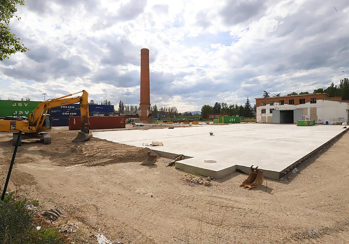 La solera sobre la que se montará la nave ya está lista.