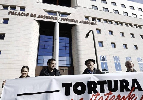 Proesta contra la tortura en el palacio de Justicia de Pamplona.