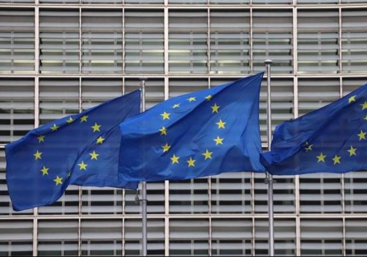 Banderas de la UE ondean en los edificios de las instituciones en Bruselas.