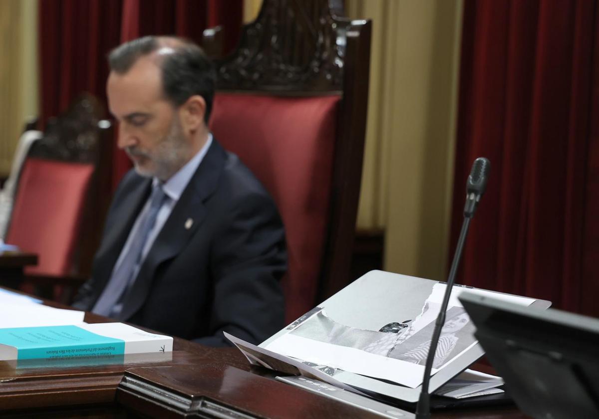 La fotografía rota, con el presidente del Parlamento de las Baleares, Gabriel Le Senne, al fondo.