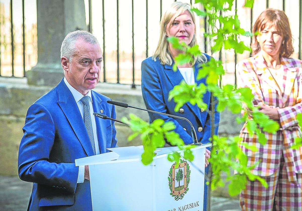 El lehendakari en funciones, Iñigo Urkullu, recibió ayer un homenaje de las Juntas Generales de Bizkaia y le obsequiaron con un retoño del Árbol de Gernika.