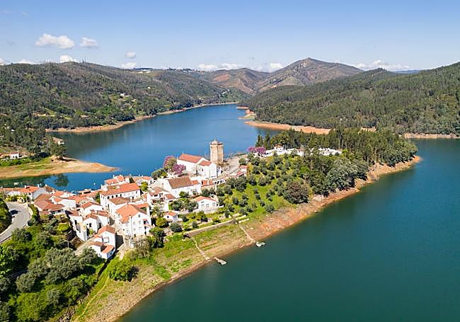 Las casitas blancas de Dornes se ubican sobre una lengua de tierra que cuenta con acceso al río.