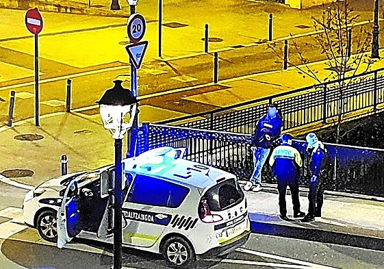 Dos agentes de la Policía Municipal de Llodio patrullan en el puente de la estación de Llodio.