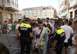 Policías locales controlan el acceso al chupinazo del año pasado.