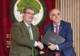 Juan Mari Aburto eta Andres Urrutia, lankidetza hitzarmena sinatu ostean.