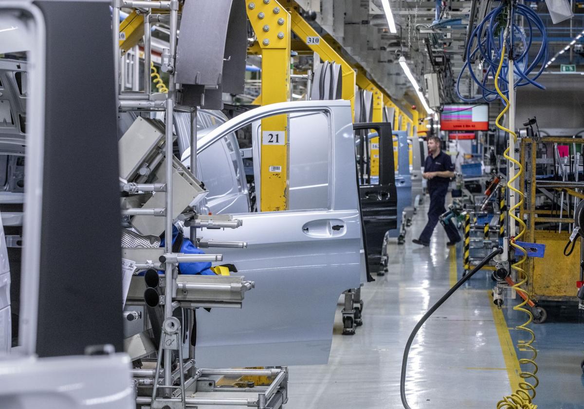 Trabajadores de Mercedes Vitoria en una de las líneas de producción.