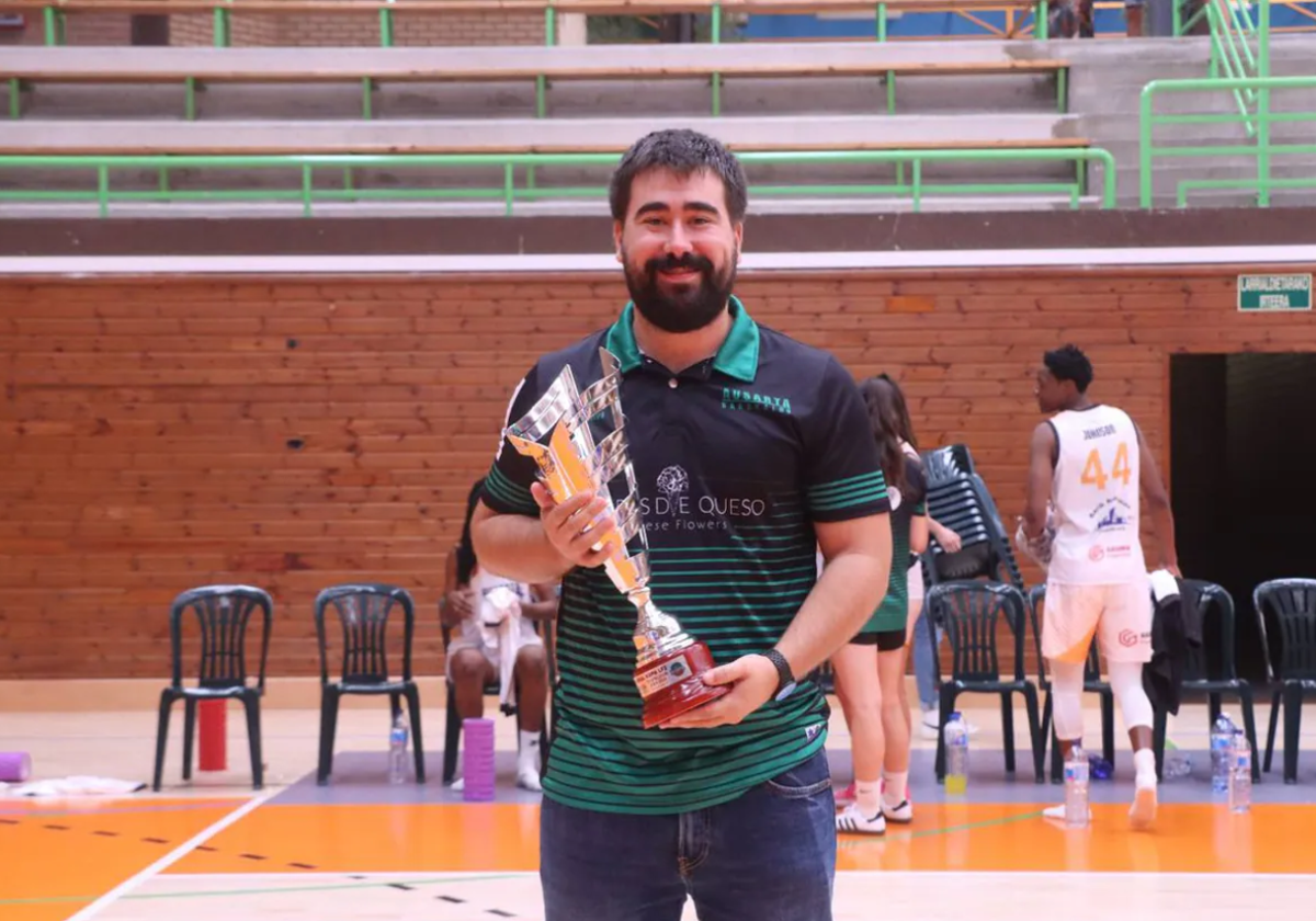 Asier Bilbao con el trofeo de la Euskal Kopa que ganó al inicio de la temporada pasada.