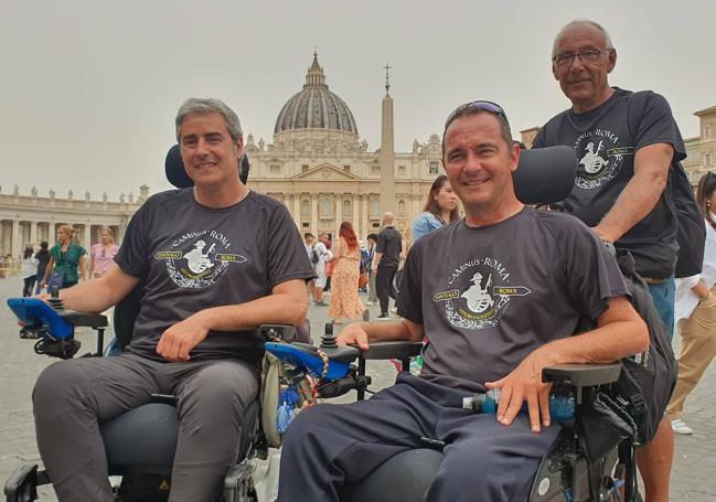 Los miembros de la expedición vasca, en la plaza de San Pedro.