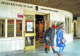 Dos funcionarias ajenas a la información abandonan las oficinas de la Diputación.