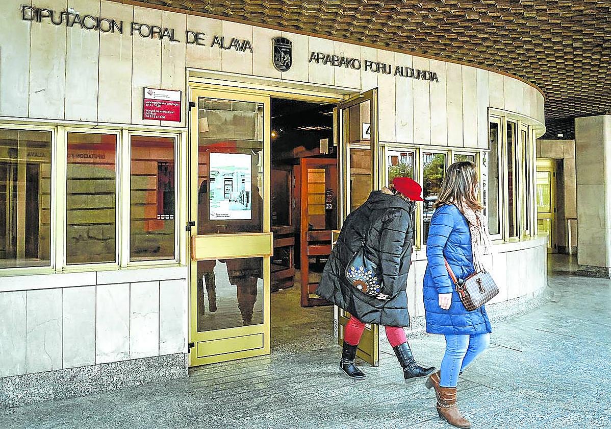 Dos funcionarias ajenas a la información abandonan las oficinas de la Diputación.