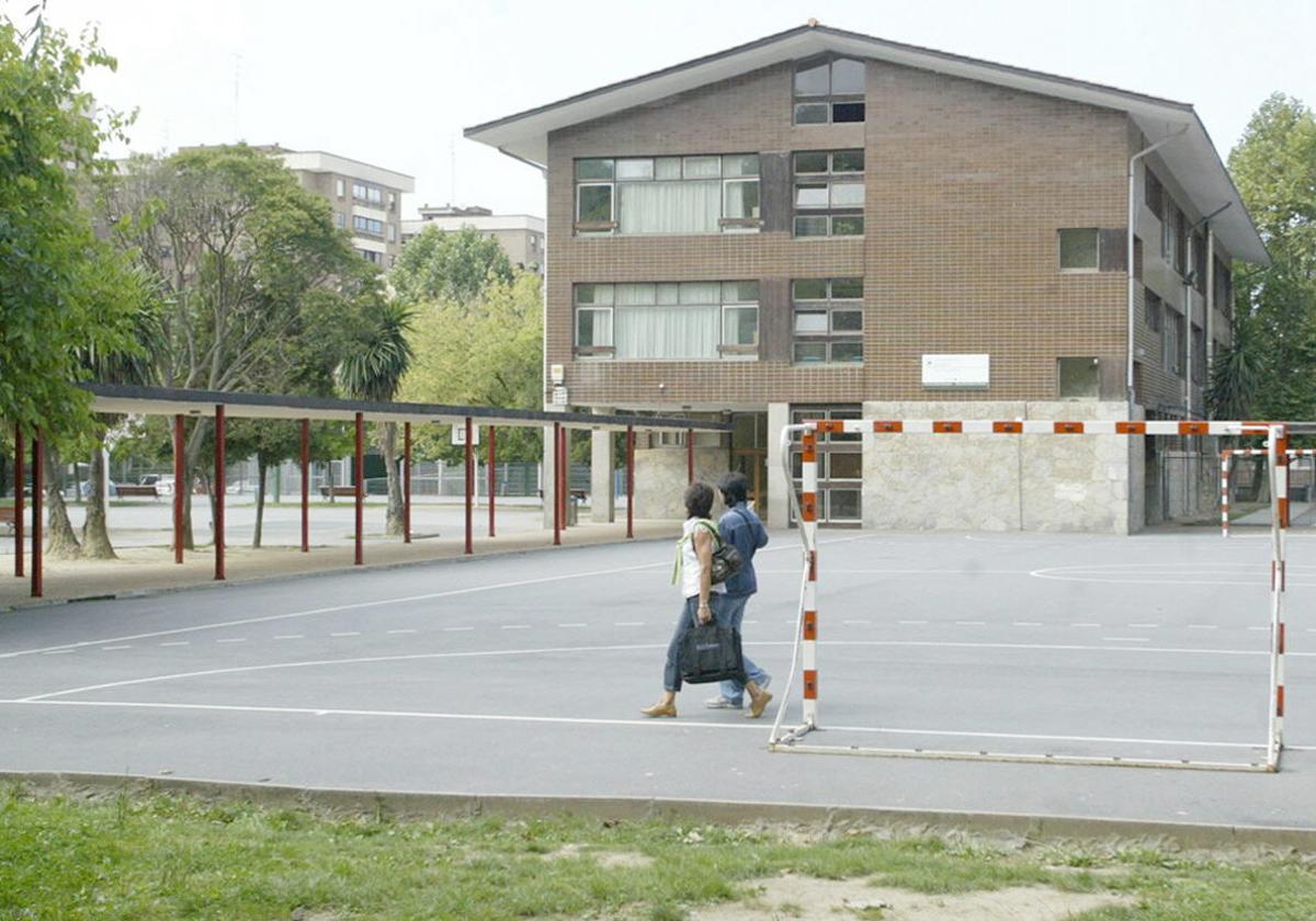 Exterior del colegio público de Romo.