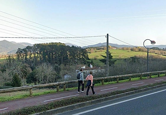 Tramo de bidegorri que transcurre paralelo a la carretera BI-2235.