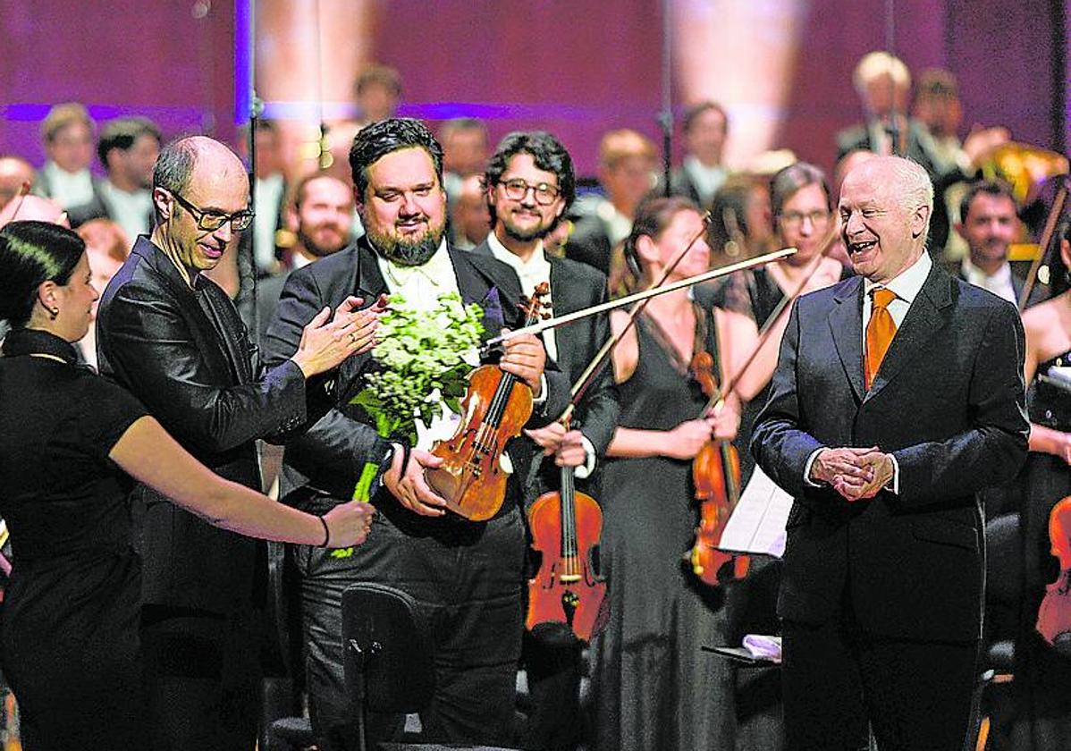 George Benjamin (a la derecha) saluda junto al maestro Santiago Serrate, que dirigió a la Orquesta Sinfónica de Madrid.