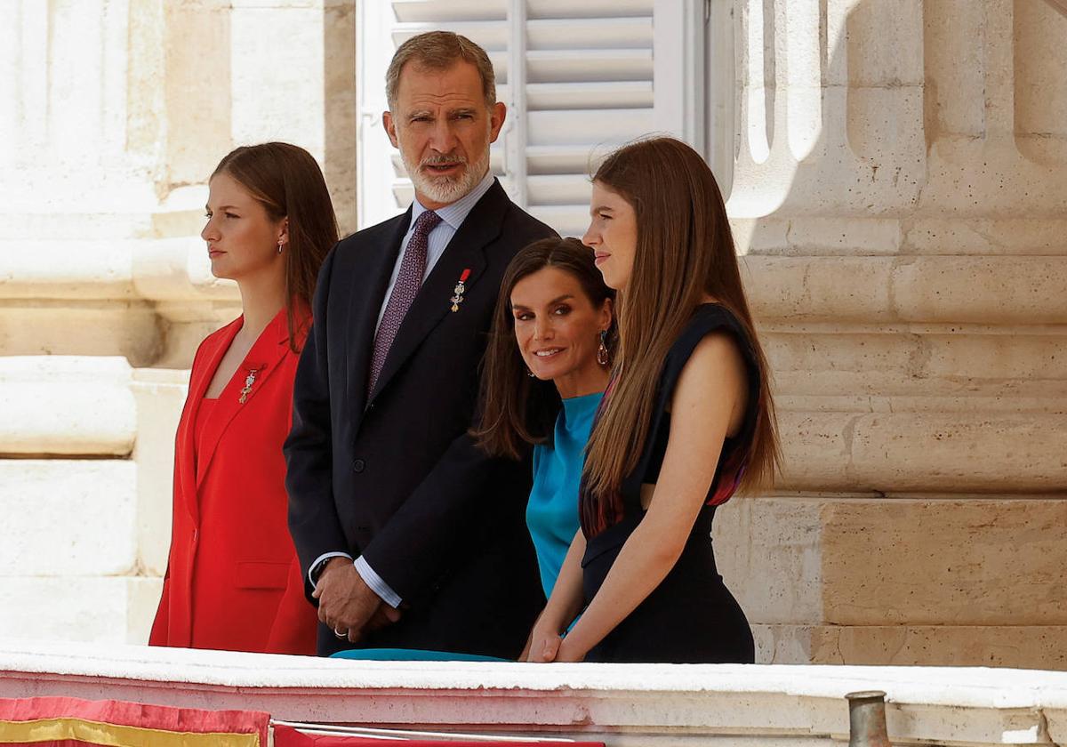 El dolor obliga a la reina Letizia a sentarse durante los actos del décimo aniversario de la coronación de Felipe VI