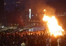 Hoguera de San Juan, el año pasado, en el parque de Etxebarria.