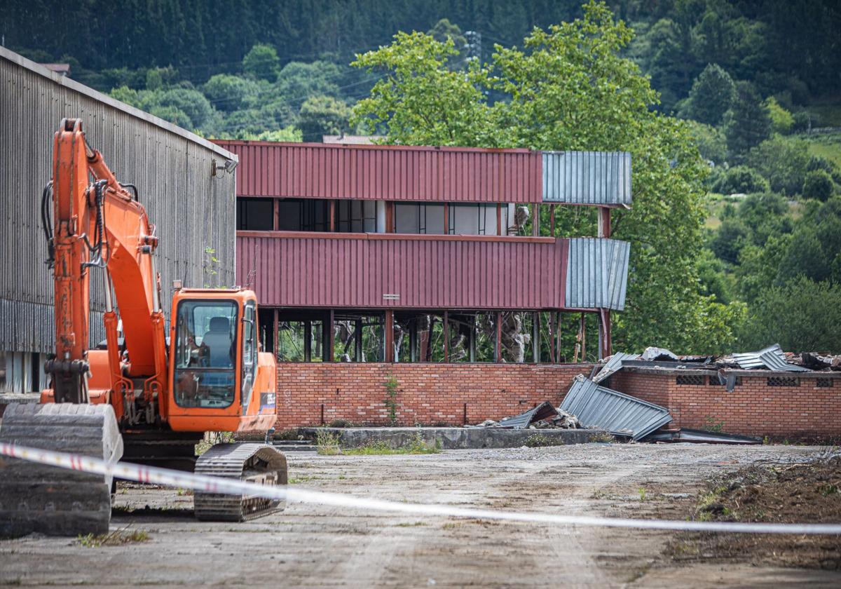 Obras de derribo de la antigua Cubertera Dalia en Gernika, donde se prevé construir el nuevo Guggenheim.