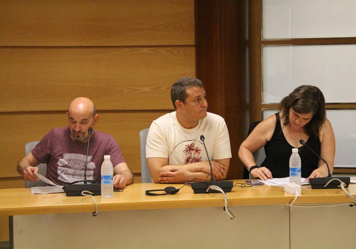 Los tres concejales de Omnia, en un pleno celebrado en Llodio.