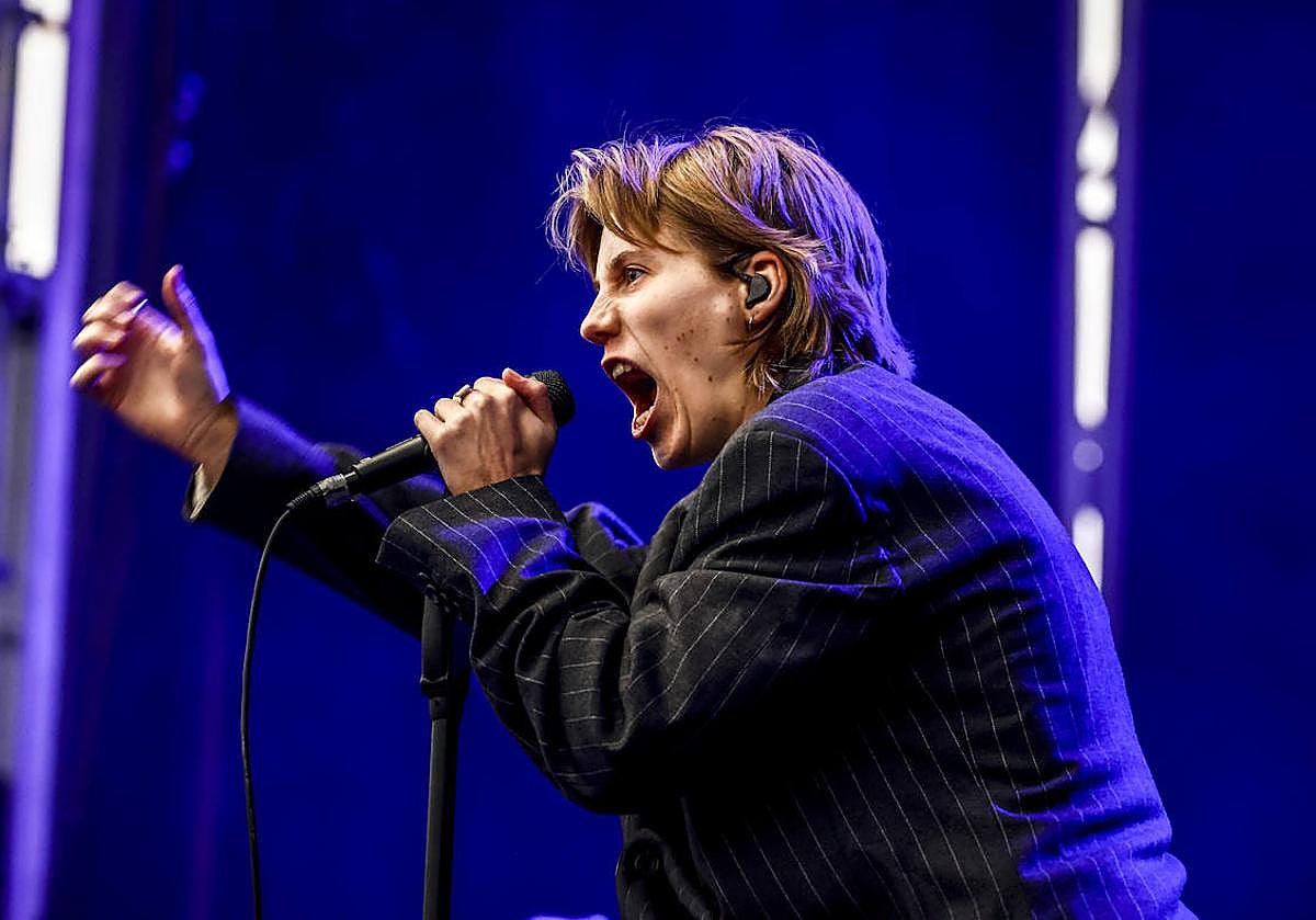 La magnética vocalista Fenne Kuppens ha capeado el temporal con una buena dosis de oscuridades post-punk.