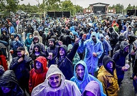 La lluvia cayó con fuerza hasta el anochecer, lo que no restó ganas al publico.