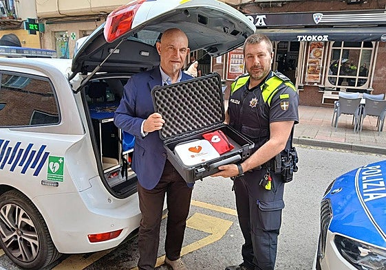 El concejal de Seguridad Ciudadana, Ángel Madrazo, muestra junto a un agente uno de los nuevos equipos desfibriladores de la Policía Local.